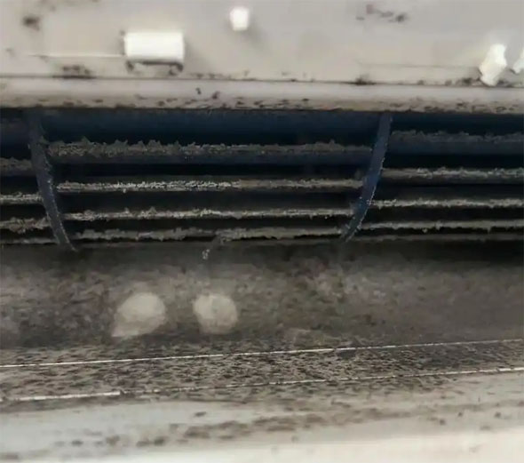 仁和空调吹的风有股烧焦味是怎么回事